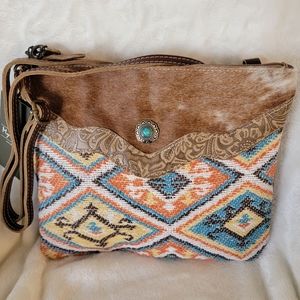 SALE!! NEW MYRA BAG- PEACHY CROSSBODY BAG